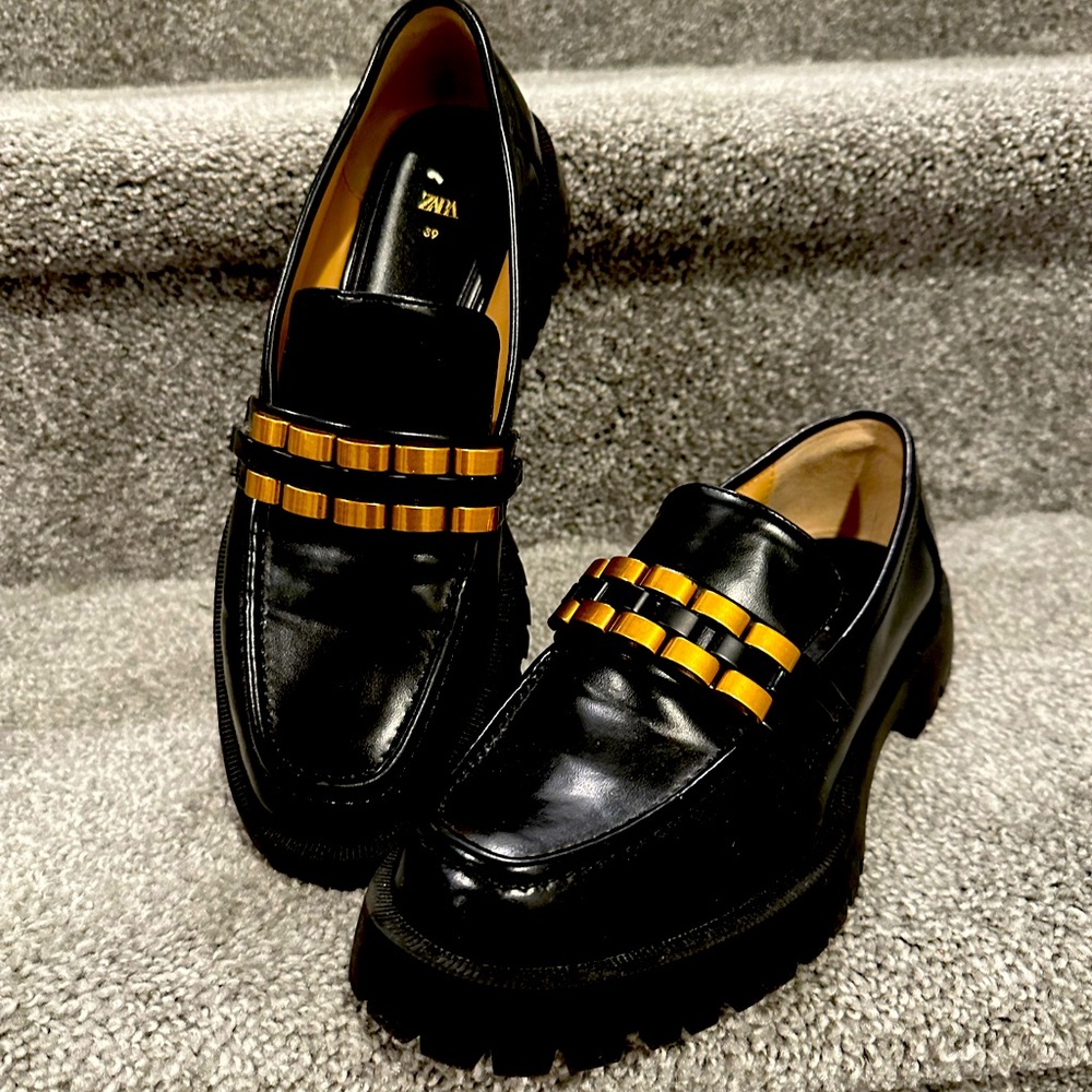 Zara beautiful Loafers ! Black and Gold